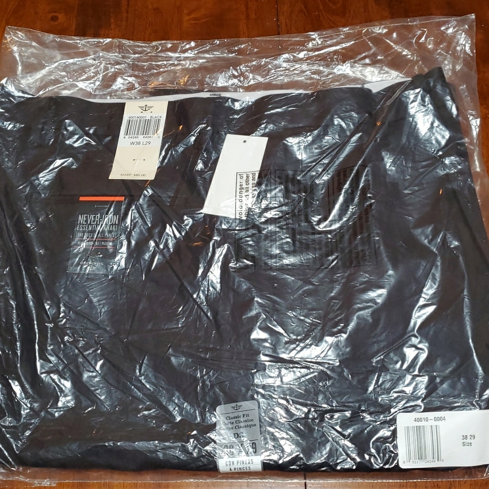 Dockers D3 Never Iron New with Tags 38 x 29